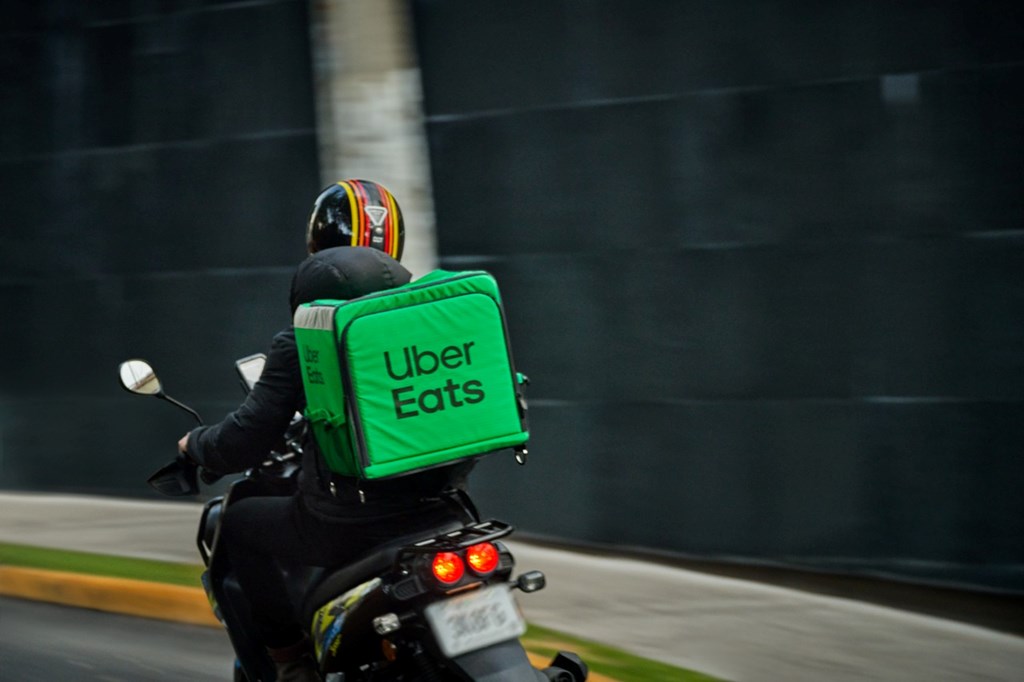 NhÂN ViÊN Giao đồ ăN CủA Uber Eats TạI Mexico